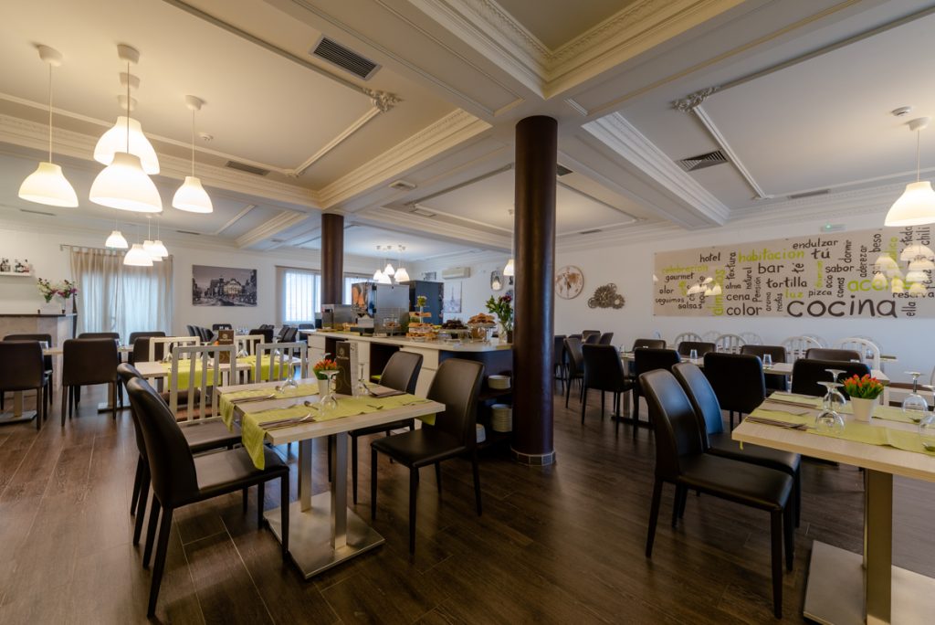 Restaurante elegante del Hotel Las Estrellas con mesas preparadas para los huéspedes.